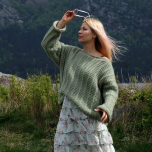 Stickad tröja Björk till dam - garnpaket från Bluum i Fluffy Stickning XXS-XS Matcha