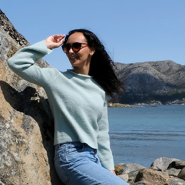 Stickad tröja Timjan till dam - garnpaket i Bluum Soft Merino Ull