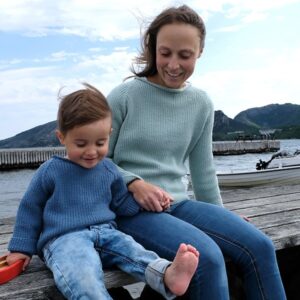 Stickad tröja Timjan till dam - garnpaket i Bluum Soft Merino Ull