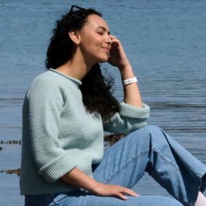 Stickad tröja Timjan till dam - garnpaket i Bluum Soft Merino Ull