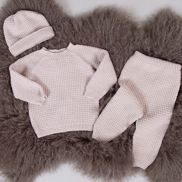 Stickad set Hugo m/tröja, byxa och mössa - garnpaket i Bluum Soft Merino Ull