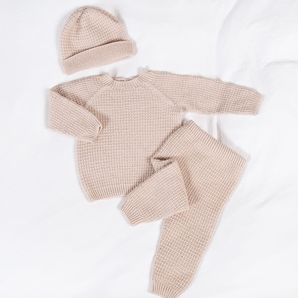 Stickad set Hugo m/tröja, byxa och mössa - garnpaket i Bluum Soft Merino Ull
