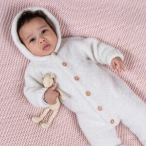 Stickad overall med luva - garnpaket från Bluum i Fluffy