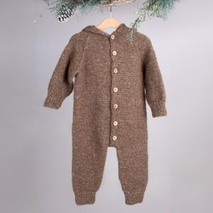 Stickad overall med luva - garnpaket från Bluum i Fluffy