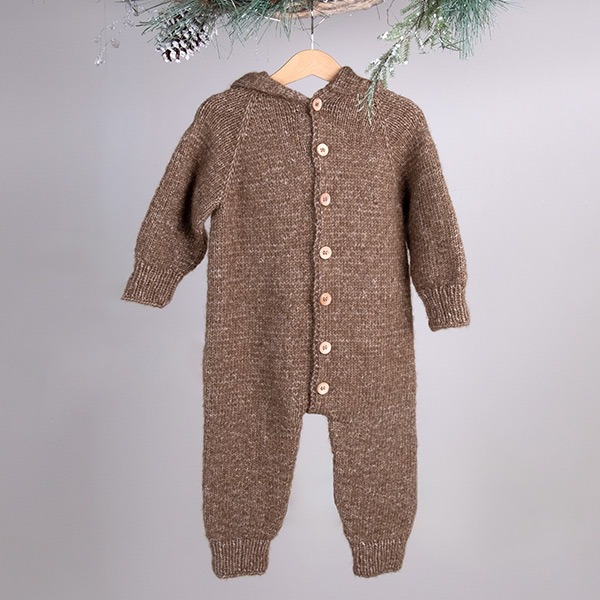 Stickad overall med luva - garnpaket från Bluum i Fluffy