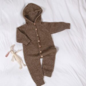 Stickad overall med luva - garnpaket från Bluum i Fluffy