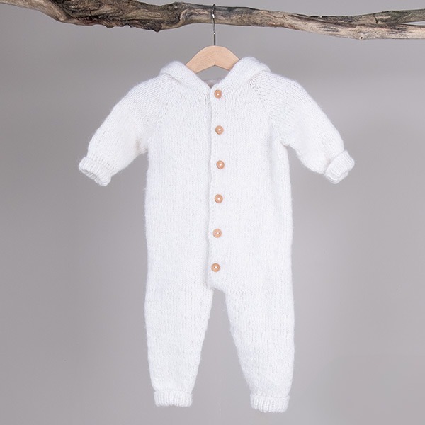 Stickad overall med luva - garnpaket från Bluum i Fluffy