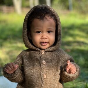 Stickad overall med luva - garnpaket från Bluum i Fluffy