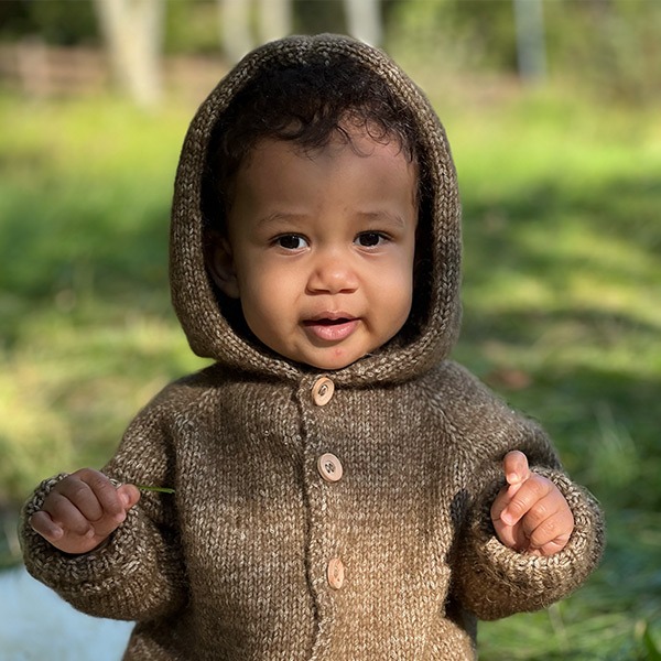 Stickad overall med luva - garnpaket från Bluum i Fluffy