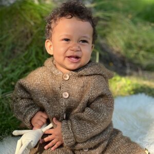 Stickad overall med luva - garnpaket från Bluum i Fluffy