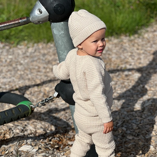 Stickad set Hugo m/tröja, byxa och mössa - garnpaket i Bluum Soft Merino Ull