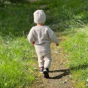 Stickad set Hugo m/tröja, byxa och mössa - garnpaket i Bluum Soft Merino Ull