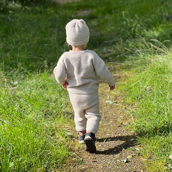 Stickad set Hugo m/tröja, byxa och mössa - garnpaket i Bluum Soft Merino Ull