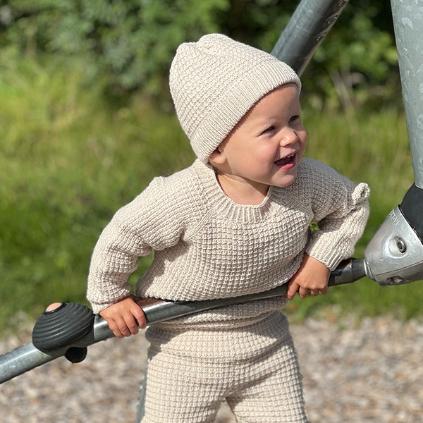 Stickad set Hugo m/tröja, byxa och mössa - garnpaket i Bluum Soft Merino Ull