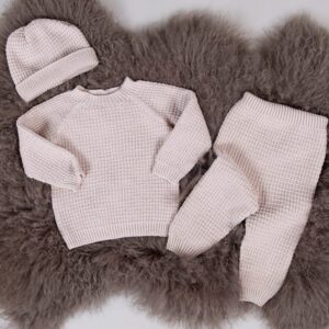 Stickad set Hugo m/tröja, byxa och mössa - garnpaket i Bluum Soft Merino Ull