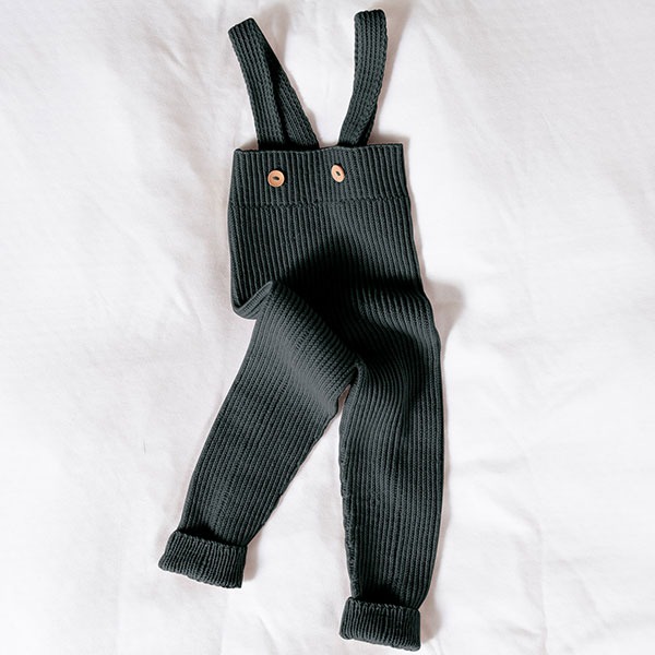 Stickad byxa m/hängslen - garnpaket i Bluum Soft Merino Ull