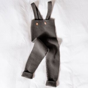 Stickad byxa m/hängslen - garnpaket i Bluum Soft Merino Ull