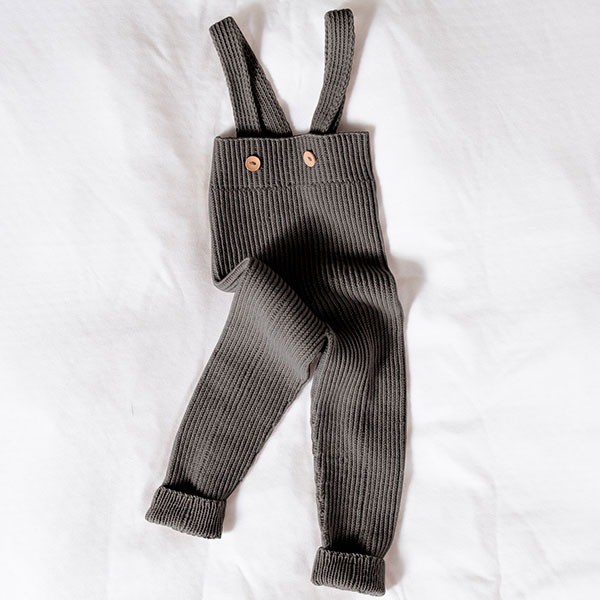 Stickad byxa m/hängslen - garnpaket i Bluum Soft Merino Ull