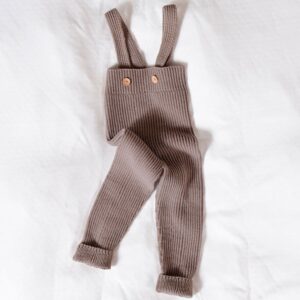 Stickad byxa m/hängslen - garnpaket i Bluum Soft Merino Ull