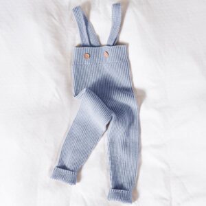 Stickad byxa m/hängslen - garnpaket i Bluum Soft Merino Ull