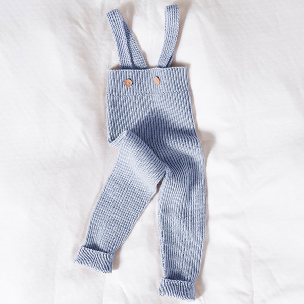 Stickad byxa m/hängslen - garnpaket i Bluum Soft Merino Ull