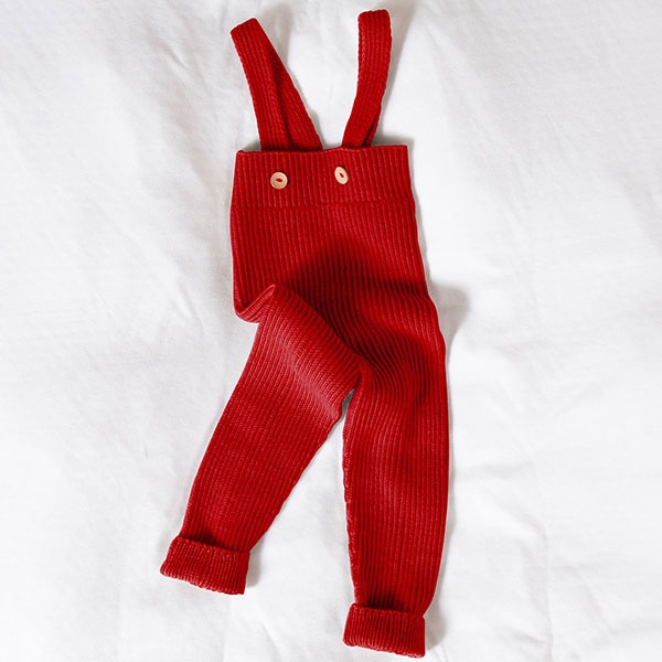 Stickad byxa m/hängslen - garnpaket i Bluum Soft Merino Ull