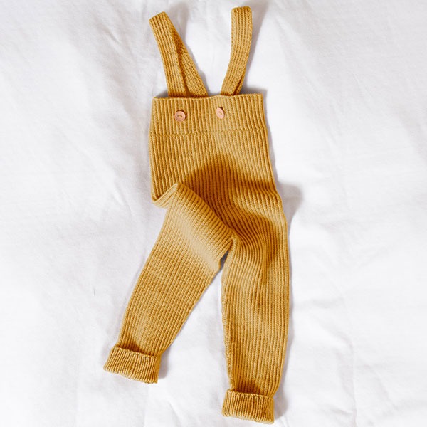 Stickad byxa m/hängslen - garnpaket i Bluum Soft Merino Ull