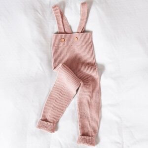 Stickad byxa m/hängslen - garnpaket i Bluum Soft Merino Ull