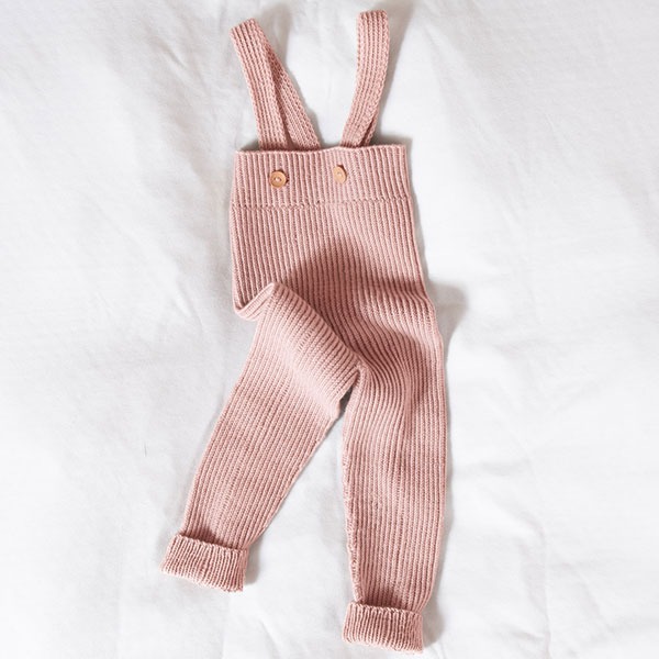 Stickad byxa m/hängslen - garnpaket i Bluum Soft Merino Ull