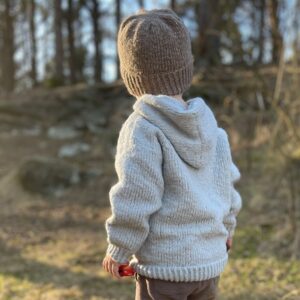 Stickad luvtröja Vårbris - garnpaket från Bluum i Fluffy