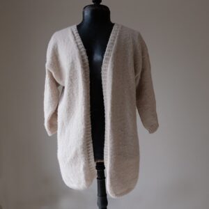 Stickad kofta Sand till dam - garnpaket från Bluum i Fluffy