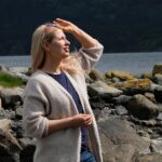 Stickad kofta Sand till dam - garnpaket från Bluum i Fluffy