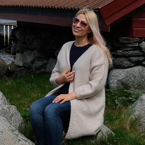 Stickad kofta Sand till dam - garnpaket från Bluum i Fluffy