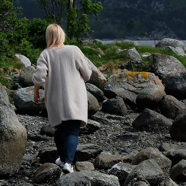 Stickad kofta Sand till dam - garnpaket från Bluum i Fluffy