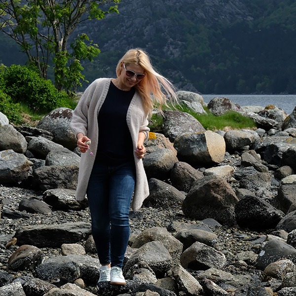 Stickad kofta Sand till dam - garnpaket från Bluum i Fluffy