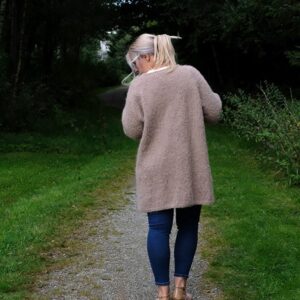 Stickad kofta Strandråg till dam - garnpaket från Bluum i Fnugg