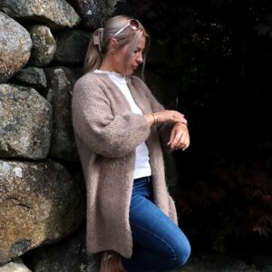 Stickad kofta Strandråg till dam - garnpaket från Bluum i Fnugg