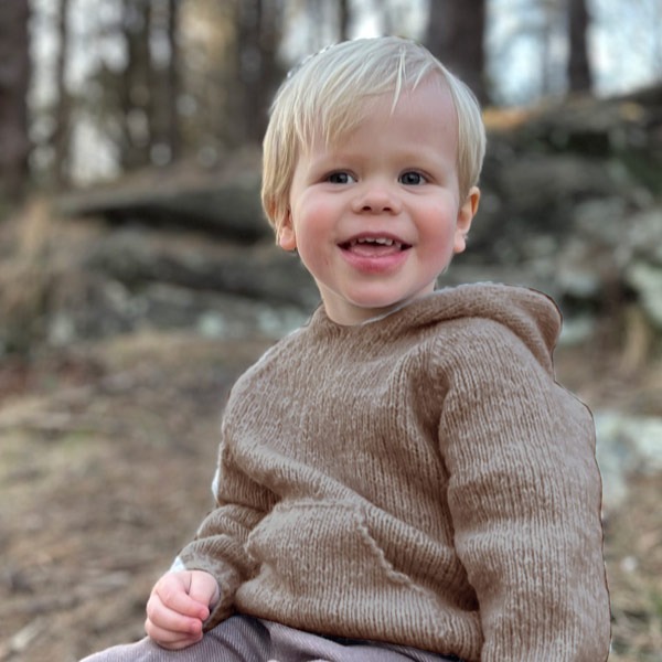 Stickad luvtröja Vårbris - garnpaket från Bluum i Fluffy