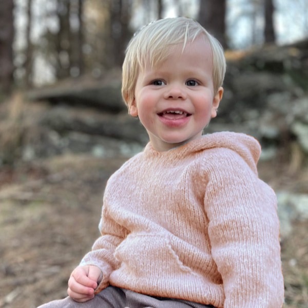 Stickad luvtröja Vårbris - garnpaket från Bluum i Fluffy