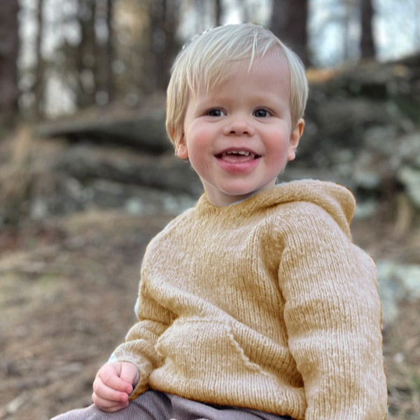 Stickad luvtröja Vårbris - garnpaket från Bluum i Fluffy