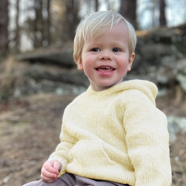 Stickad luvtröja Vårbris - garnpaket från Bluum i Fluffy