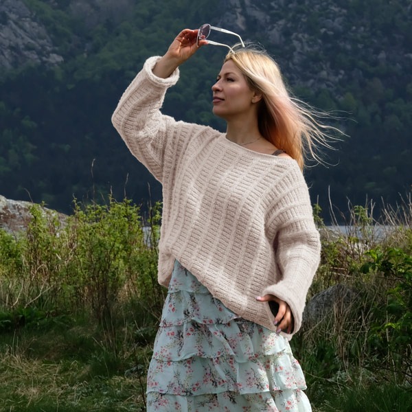 Stickad tröja Björk till dam - garnpaket från Bluum i Fluffy