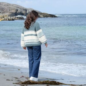 Stickad tröja Sjögräs till dam - garnpaket från Bluum i Fnugg