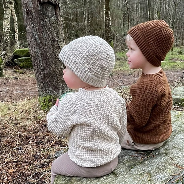 Stickad tröja Hugo med mössa Varm brun - garnpaket i Bluum Soft Merino Ull