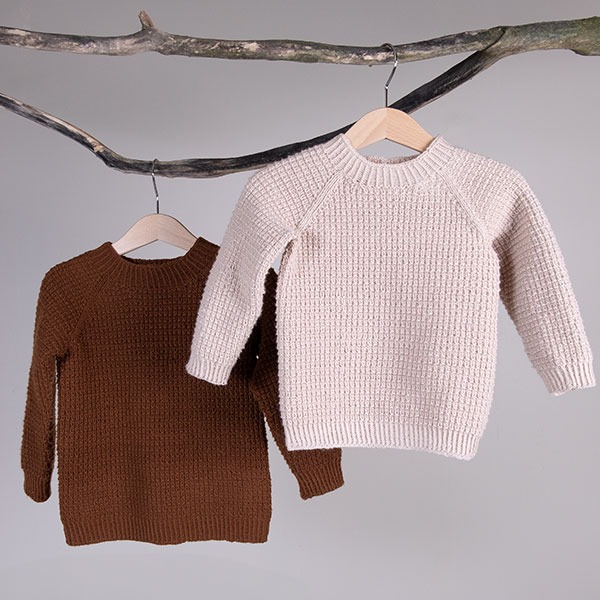 Stickad tröja Hugo med mössa Varm brun - garnpaket i Bluum Soft Merino Ull