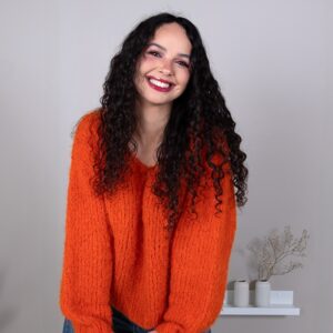 Stickad tröja Maja till dam - garnpaket från Bluum i Fnugg