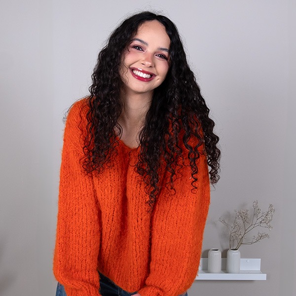 Stickad tröja Maja till dam - garnpaket från Bluum i Fnugg