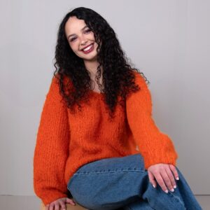 Stickad tröja Maja till dam - garnpaket från Bluum i Fnugg