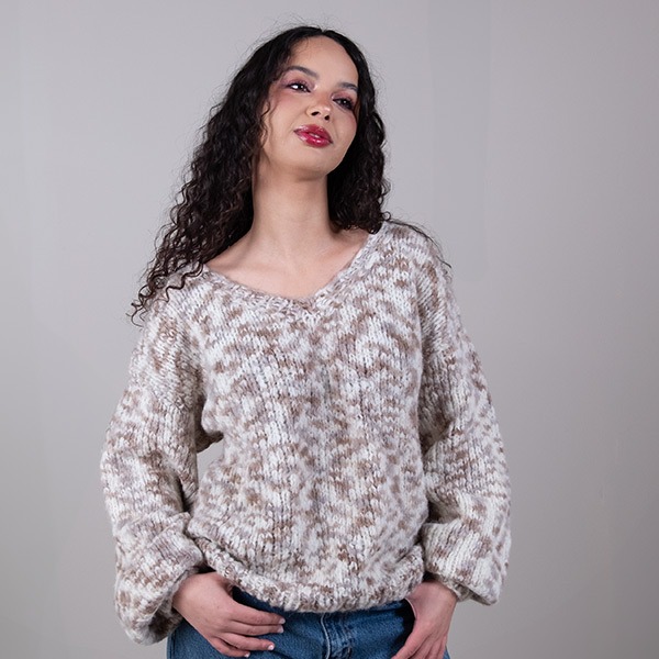 Stickad tröja Maja till dam - garnpaket från Bluum i Fnugg