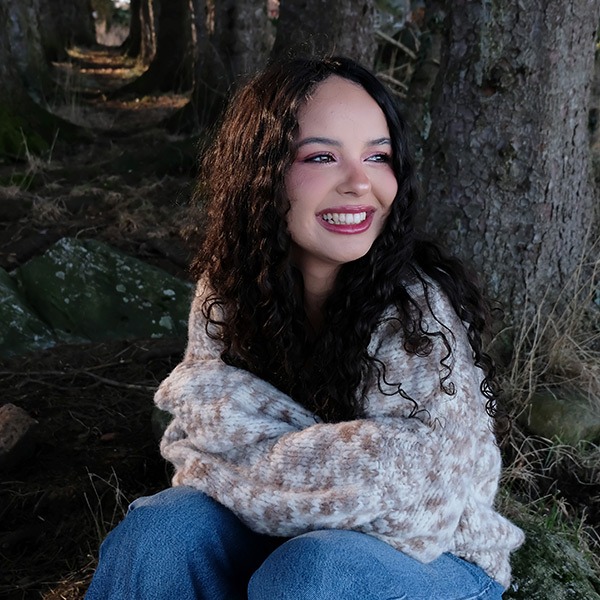 Stickad tröja Maja till dam - garnpaket från Bluum i Fnugg